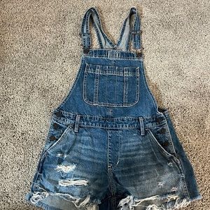 Abercrombie distressed short overalls